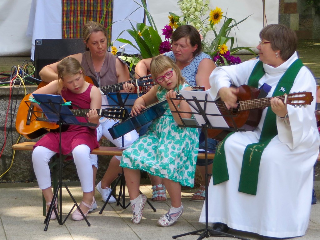 Worship at Landschaftspark Children's guitar ensemble